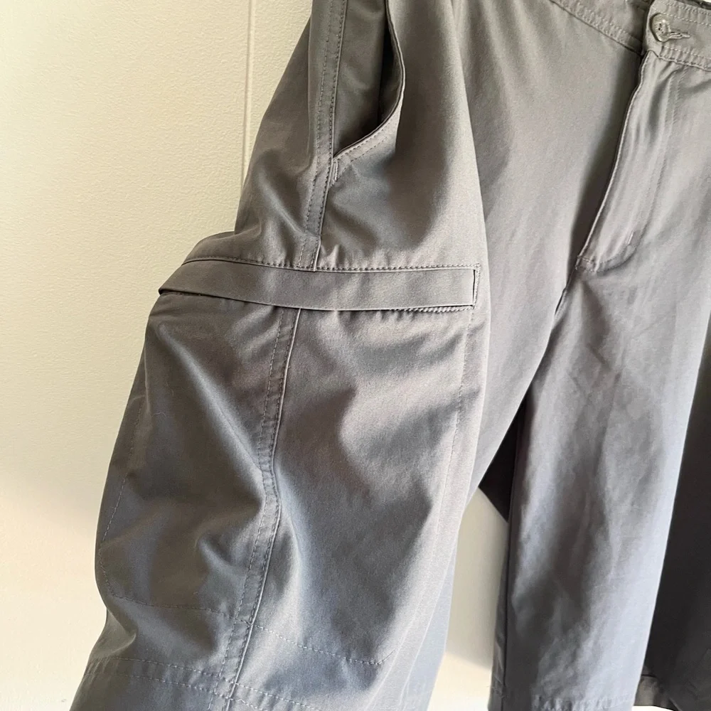 Columbia Men's Lightweight Dark Gray Dry-fit Hiking shorts Size 36 W 10”…